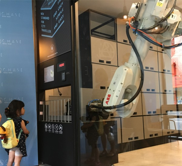 六轴工业机器人走进饭店 帮旅客搬行李