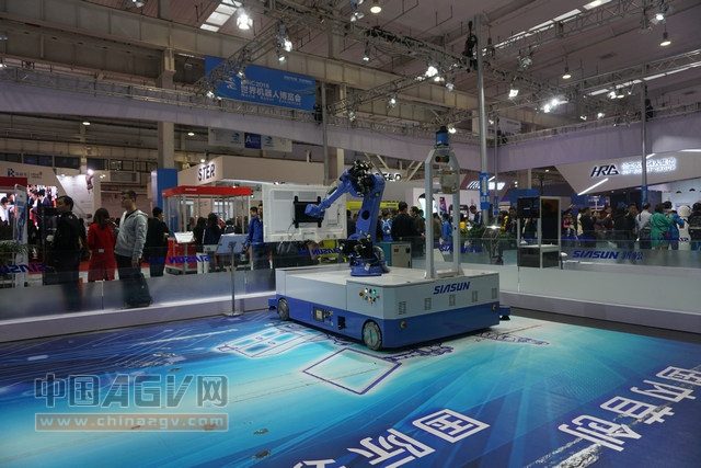 新松新品机器人亮相世界机器人大会