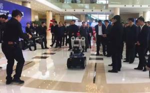 浙江省委书记夏宝龙、省长车俊参观国自智能巡检机器人