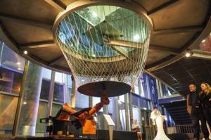 一场主角是KUKA机器人的艺术展