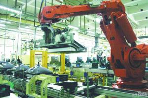 工业机器人在车间繁忙作业 “机器换人”开启长沙智能制造新时代