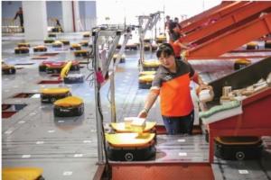 快递机器人分拣包裹 可减少70%的人工