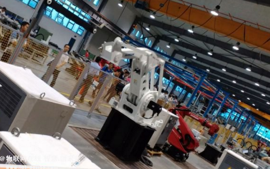 中国工业机器人将逾10万台 高端产业低端化和产能过剩风险