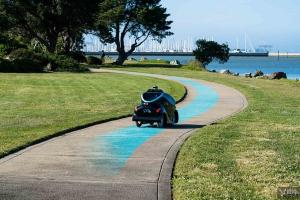 新加坡公司展出全球首款空陆双侦查的安防机器人