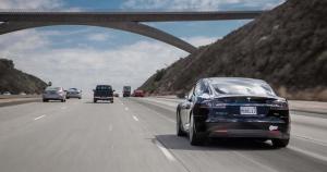 不用找车位不用倒车入库 机器人都帮你搞定