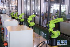 “粤造粤强”采访团走进广东伊雪松 感受机器人的“长袖善舞”