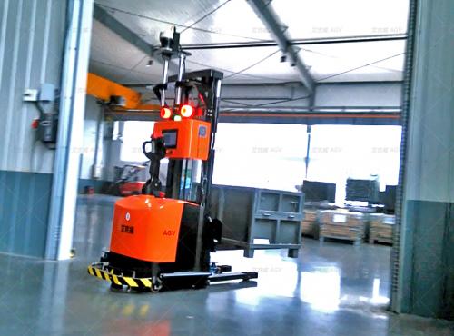 看！那台正在搬运托盘的橘红色叉车居然不要司机