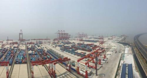 振华重工88台AGV机器人联合打造全球最大自动化港口