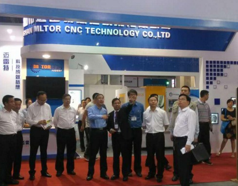 广东省省委书记胡春华视察嘉腾大黄蜂