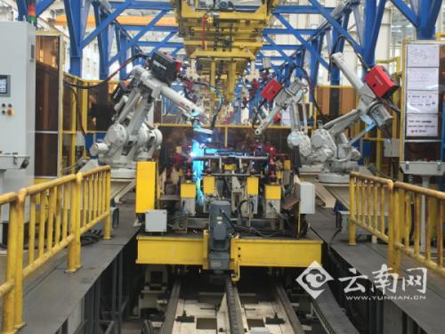 探访大理“时骏汽车”生产线 德国KUKA机器人“很忙”