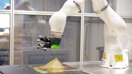 橙色的 KUKA，和 TA 的粉红丝带