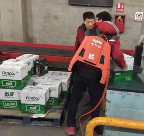 每天弯腰3000次！ 京东物流研发外骨骼机器人为一线兄弟“撑腰”