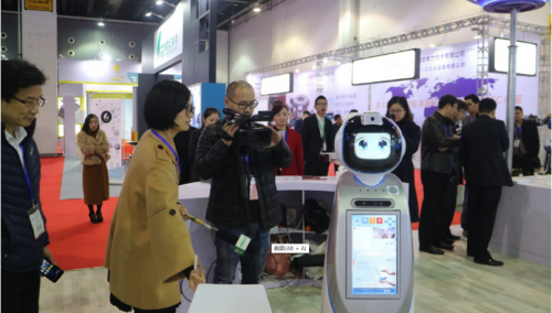 智能化助推“义乌制造”，智能机器人“赛赛”受热捧