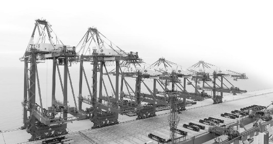 探秘中国“魔鬼码头”:1辆导引车造价能顶豪华超跑