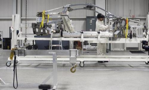 “人类触感”优势明显 汽车组装厂人类工人多过机器人