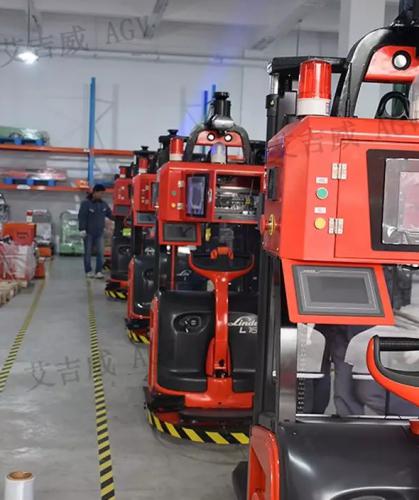 今年春节，据说有一大波艾吉威搬运机器人留厂值班