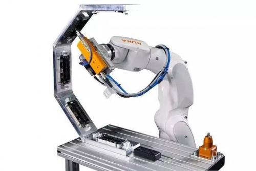 看！这个机械手正在快速安装CPU、存储器，有没有危机感?