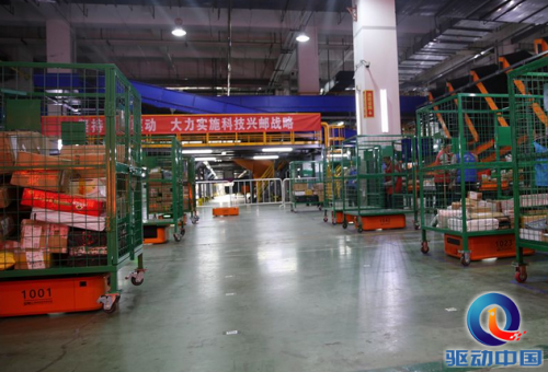 北京邮政上线智能搬运机器人 可载重半吨