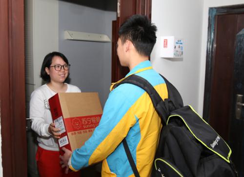 418当天苏宁AGV运行距离达568公里 货物最快10分钟出库