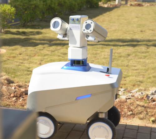 南方电网首台自主研发变电站巡检机器人将“上岗”