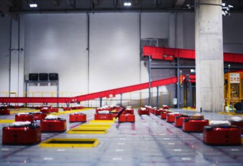 京东晒物流黑科技：4万㎡仓库上千机器人 单日分拣20万单