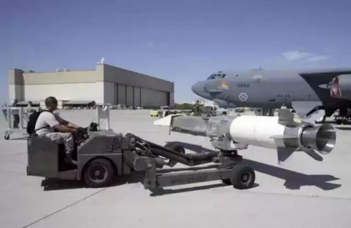 汇聚360°旋转“小黄车”，飞机挂弹全靠它！