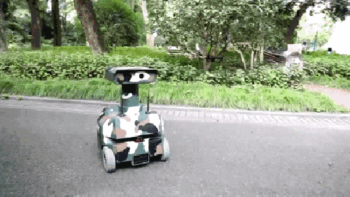 中山公园惊现“机器人”巡逻！技能爆棚神态爆萌！