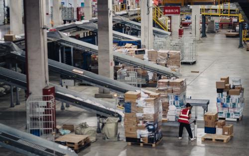 外媒：京东自动化仓库有7个足球场大 四名员工值守