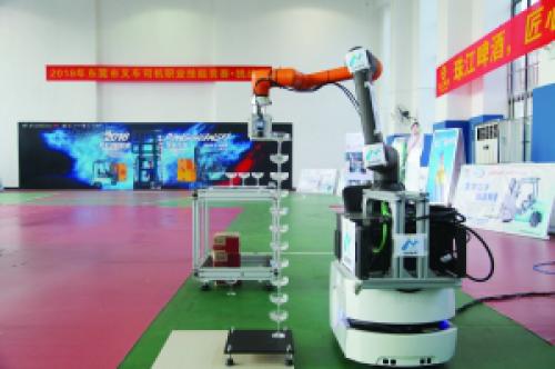 叉车叠酒杯 险胜AGV