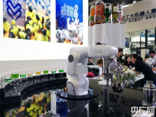 哈工大机器人亮相工博会 施展十八般武艺