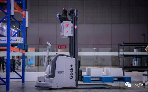 视频 | 见识下“无人叉车+多用顶升机器人“混搭串联的无人工厂！