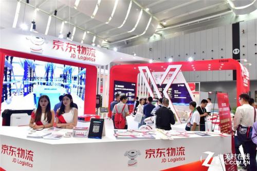 京东物流“无人机群”亮相2018互联网+博览会