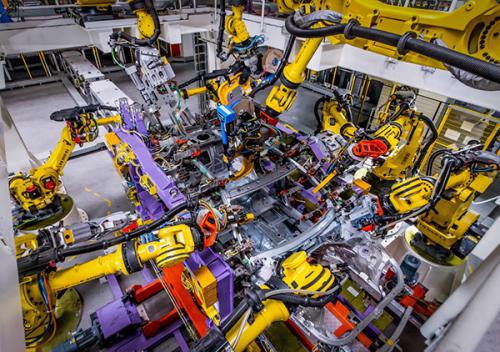 在这座汽车工厂里，机器人24小时作业一年生产16万台汽车