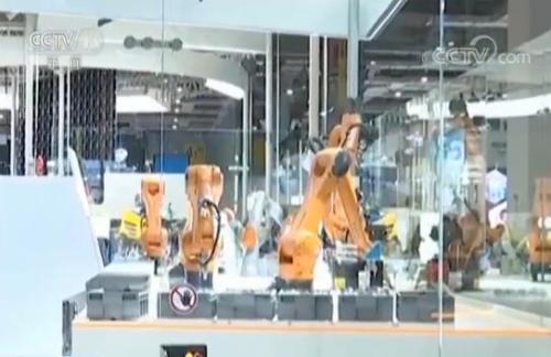 智能及高端装备展区 机器人亮相