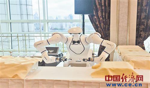  人工智能为进博会增智添彩 功能区和展区内随处可见机器人身影