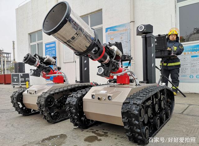 今天是全国消防日，消防机器人上阵了，消防员不用进入危险火场