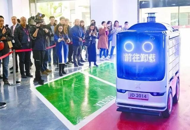 以后就机器人给你送快递了！京东全球首个机器人智能配送站在长沙运营