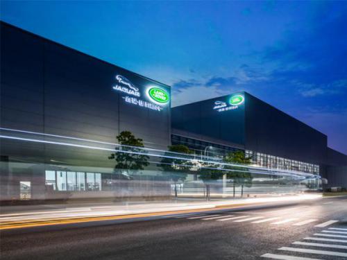 机器人真的会替代人类吗？看过这座工厂就会有答案