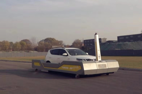 山西一企业推出智能停车机器人 期望缓解城市停车难问题