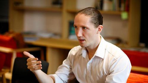 为解决生产制造一线的课题，试图扩展机器人的可能性