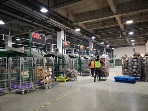 安徽邮政智能仓：机器人助力“双十二”订单精准速效