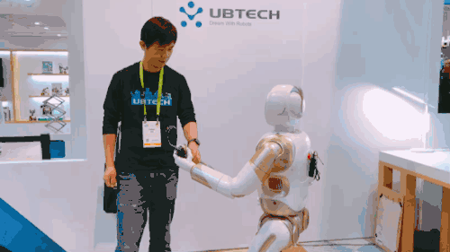能端茶倒水还会察言观色，CES 这个人形机器人成了会场大明星
