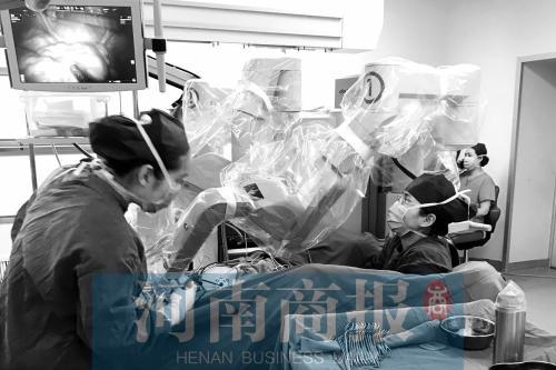 有四条“胳膊” 还能540度旋转 机器人达芬奇是如何做手术的