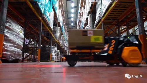 视频 | AGV有腿爬楼了！能从地板顺着货架爬到高层搬运货物……