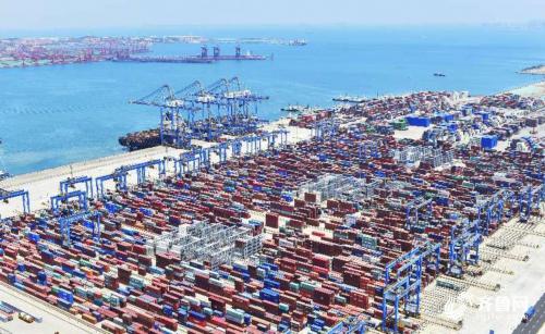 青岛港自动化码头在全球港口首次实现陆侧全自动收箱作业