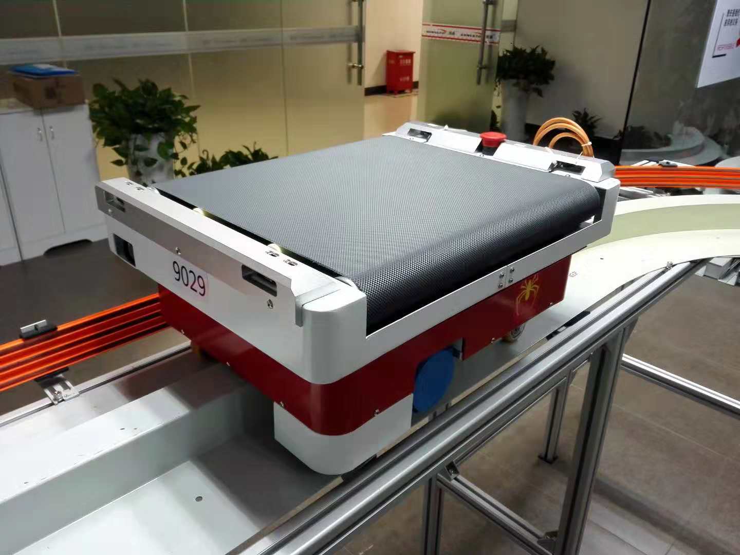 智能动车轨道机器人分拣系统_中国AGV网(www.chinaagv.com) 智能动车轨道机器人分拣系统_中国AGV网(www.chinaagv.com)