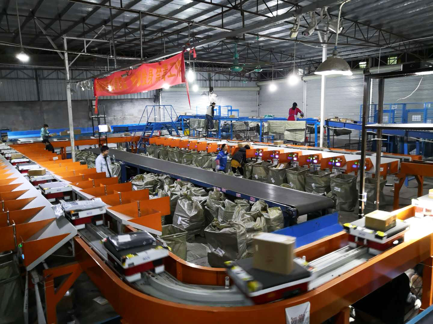 智能动车轨道机器人分拣系统_中国AGV网(www.chinaagv.com) 智能动车轨道机器人分拣系统_中国AGV网(www.chinaagv.com)