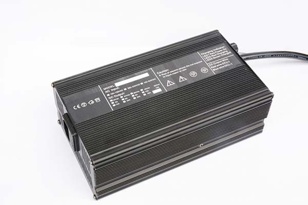 湖北充电器厂家直销12V30A电动叉车洗地机充电器