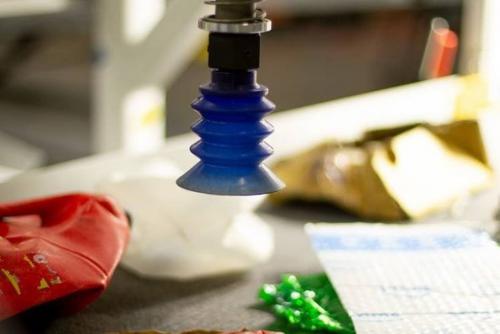 垃圾分类机器人来了！每分钟分拣80件 速度是人的两倍