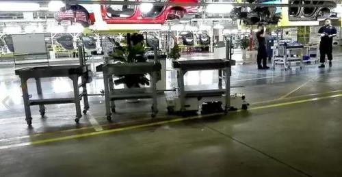 十年专注工业智能机器人，动进AGV成为汽车、新能源产业的标配